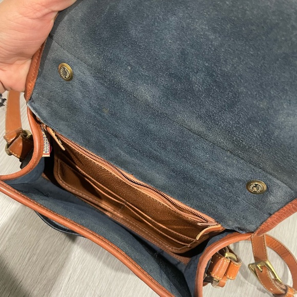 Vintage Dooney & Bourke Medium Lockhart Flap Bag Navy with British Tan Trim - Picture 5 of 10